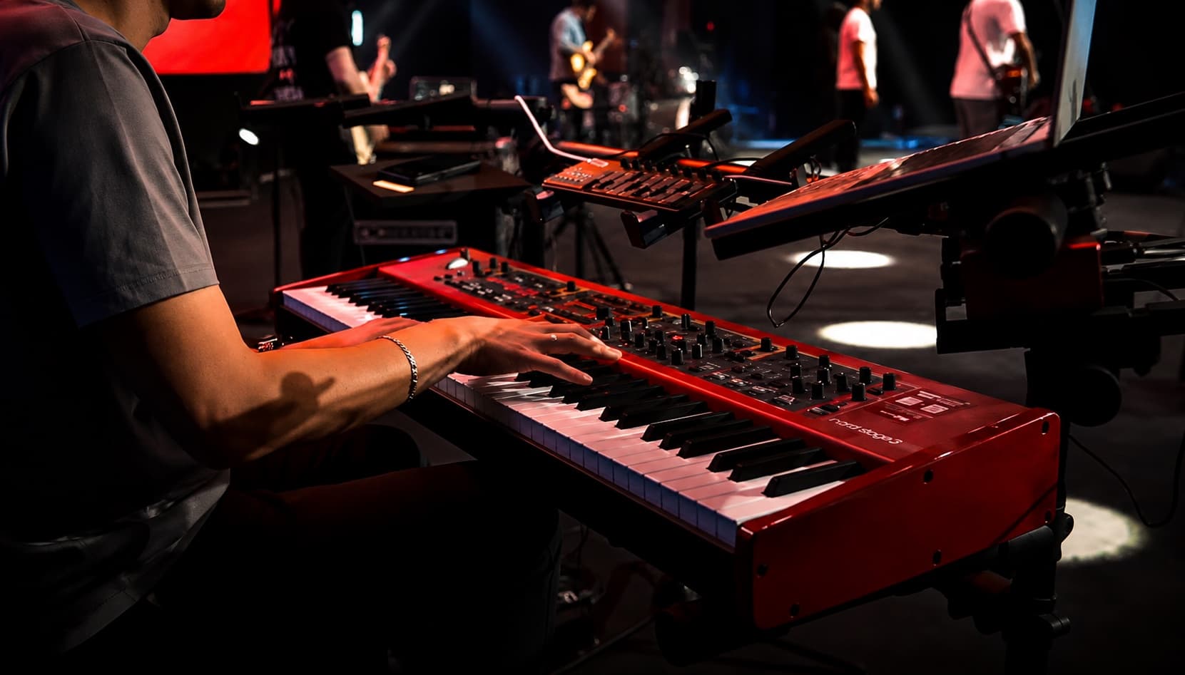 Pedro Gomes tocando um Nord Stage durante a passagem de som
